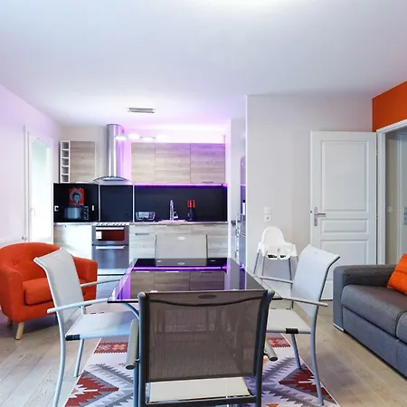 - Beautiful 7 People Apartment