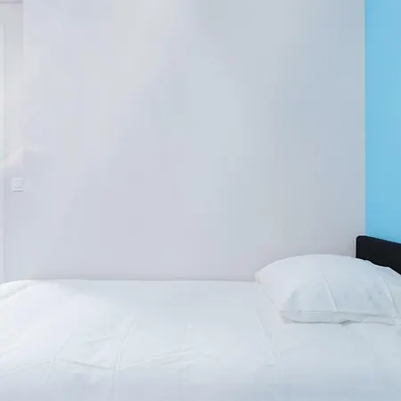 - Beautiful 7 People Apartment